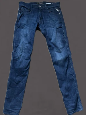 Mörkblå raka jeans från Replay - Snygga mörkblå jeans från Replay med raka ben och klassisk femficksdesign. Tillverkade i mjukt denimtyg som ger en skön passform och stilren look. Ej använda på långa därav skrynkliga.👊💯