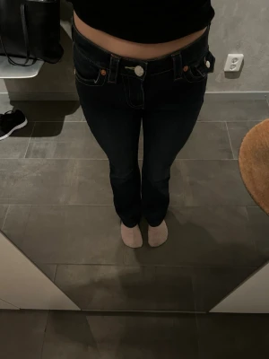 Mörkblå True Religion jeans - Säljer ett par mörkblå jeans från True Religion. Jeansen har inga slitningar eller hål. De är bootcut och lagom lågmidjade. Modellen heter BECCA och de är i storlek 24. Skriv för fler bilder, mått eller något annat❣️❣️