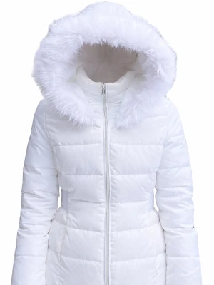 Vit guess jacka med fuskpäls - Vit guess jacka med vit fuskpäls. Jackan har dragkedja framtill och markerad midja samt fickor med dragkedja. Tvättad innan försäljning. Jag har inte sett något tydligt, men jag kan inte utesluta någon liten fläck eller mindre spår av användning då den är vit.