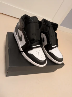 Jordan 1 mid grå/svart - Helt nya aldrig använda för att de inte passade