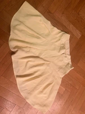Ljusgul vid kortkjol - Säljer en ljusgul, vid kortkjol med mjukt fall och markerad midja. Kjolen har en lätt utsvängd form och är perfekt för varmare dagar. Inget synligt märke men materialet känns som bomull eller linne. Storleken står som L men passar en s/m! Skriv gärna för mått! 💕