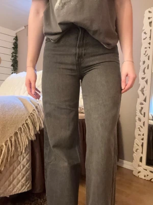 Svarta wide jeans från H&M - Snygga svarta jeans från &Denim i wide fit med riktigt hög midja. Klassisk femficksmodell och raka, vida ben. Använda en gång.