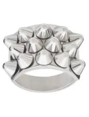 Silvrig ring med konformade nitar - Cool ring i blankt silverfärgat metallmaterial med flera konformade nitar på ovansidan. Ringen har en bred design och ger en edgy, alternativ vibe vissa säger även ”Stockholm stil”. Dom är väldigt populära!! Den är i från Edblad 