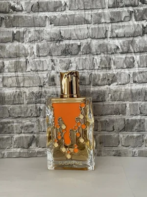 Sugar Me Carrot Cake Maison alhambra  -  Sugar Me med doften Carrot Cake.  Från Maison alhambra.  Se bilder för noter och mängd kvar. 