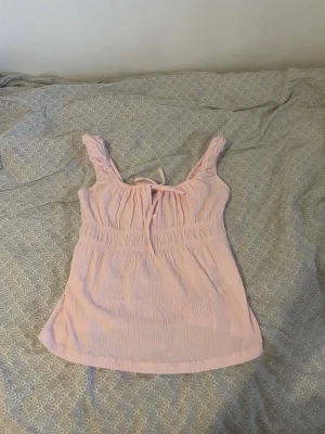 Ljusrosa topp med volangband - Söt topp från lager