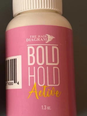 Prisförslag-NY! Bold Hold Active lim - Bold Hold Active är ett lim för peruker och hårdelar från The Hair Diagram. Kommer i en vit plastflaska med rosa etikett och gul text. Innehåller Är perfekt för dig som vill ha extra starkt fäste till din frisyr.