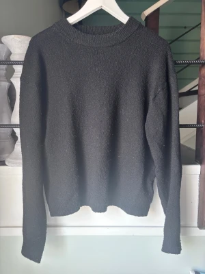 Svart stickad tröja från H&M - En enkel och stilren svart stickad tröja från H&M. Perfekt basplagg i garderoben och lätt att matcha till olika outfits. Skriv för fler bilder. Tvättar såklart innan jag postar❣️