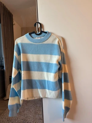 Blåvit randig stickad tröja Gina Tricot - Säljer en stickad tröja från Gina Tricot med breda blå och vita ränder. Tröjan har rund halsringning, långa ärmar och är gjord i ett mjukt, ribbstickat material. Perfekt för dig som gillar en avslappnad och trendig stil. Säljer pga den inte kommer till användning 💞💞