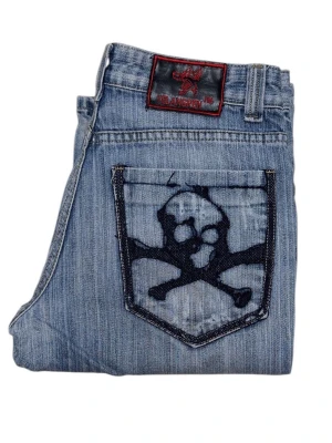 Yelangren jeans - Yelangren jeans W31 fläckar på framsidan syns på bilder [Ytterbenslängd 107cm] [Innerbenslängd 81cm] [Midja 38cm] [Benöppning 21cm] 