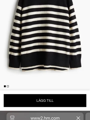 Randig stickad tröja! - Snygg stickad tröja från H&M i storlek xs. Nyköpt och andvänd 2 gånger, säljer för den inte kommer till andvändning. Skriv för egna bilder på och buda gärna!❤️