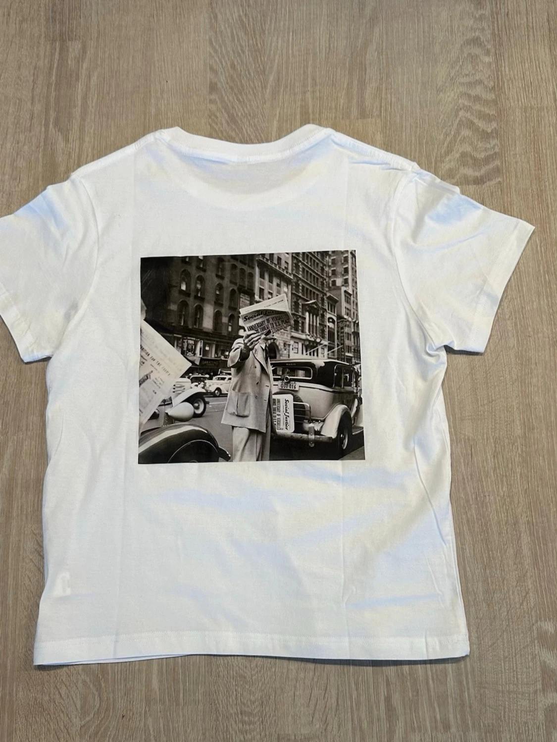 Vit t-shirt med ett unikt retro tryck på ryggen - 3