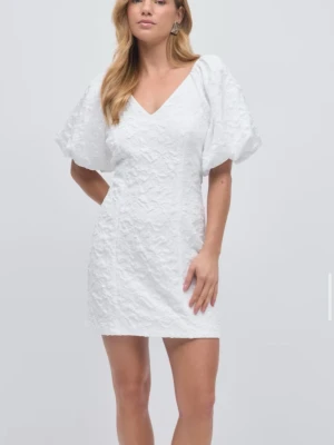 Vit kort klänning med puffärm - Jättebra skick.🌷Perfekt till studenten!💗helt slutsåld.