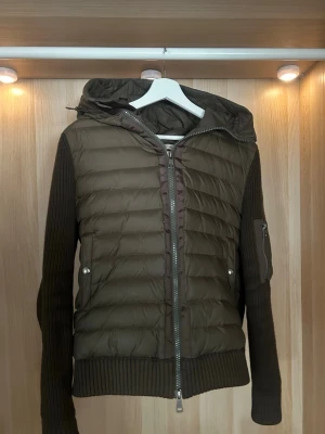 Moncler cardigan  - Säljer en fet moncler cardigan i väldigt bra sckick. Den har storleken L och tagen går att scanna. Hör av er vid frågor. Priset går att diskutera och jag fraktar inom 2 dagar 