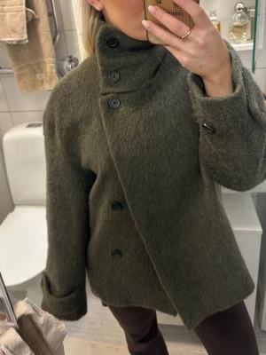 Arket Jacka grön  - Säljer min fina Arketjacka som jag köpte för ca. 2 år sedan för drygt 2500. Har använt jackan max 5 gånger💗