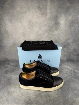 Lanvin DBB1 Nappa Captoe Sneaker - Skick: 10/10, sprillans nya med låda kvar | Ingår: Skor, skosnören, dustbag och låda 😊 | Nypris +- 5000 sek | Sjukt stilrena och perfekta nu till våren och sommaren! | Hör gärna av dig om du har några frågor och följ för andra snygga plagg! 🍾🍾