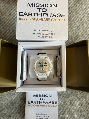 Omega Moon Swatch Moonshine Gold - Helt ny