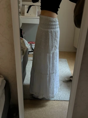 Långkjol - Lång vit kjol med mönster från ginatricot. Barnstorlek 146/152 men passar mig som brukar ha XS. Mycket gott skick och använd 1 gång🩷