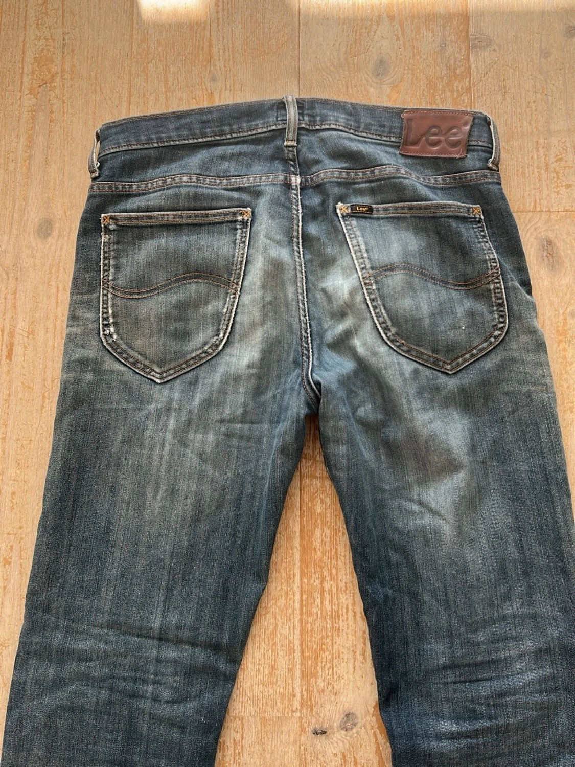 Blå slitna jeans från Lee - 3