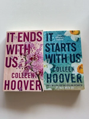 It Ends With Us & It Starts With Us - Två populära romaner av Colleen Hoover: 'It Ends With Us' och 'It Starts With Us' . Båda är pocketböcker på engelska och har färgstarka, moderna omslag. Perfekt för dig som gillar känslosam och gripande skönlitteratur. Enskilt kostar de 175kr och tillsammans 300kr!