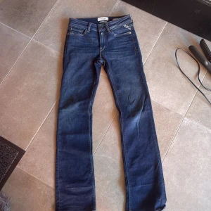 Mörkblå bootcut jeans från Lee - Säljer ett par mörkblå bootcut jeans från replay storlek 25/32