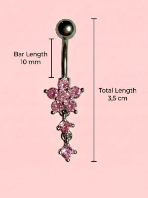 ✨ NY! Högkvalitativ navelpiercing med hänge (Kirurgiskt stål 316L)  - ✨ NYTT oanvänt smycke i kirurgiskt stål! 🌸 Hållbart & Rostfritt: Slitstarkt 316L-stål som inte oxiderar eller rostar av fukt. 🌸 Säkert: Industristandard, skonsamt för läkta piercingar.  🛍️ 30 % BUNDLE-RABATT! Köp fler artiklar från min shop och få 30 % på allt! ✨ 📦 Frakt: Endast spårbart via Plick SafePay för vår trygghet.