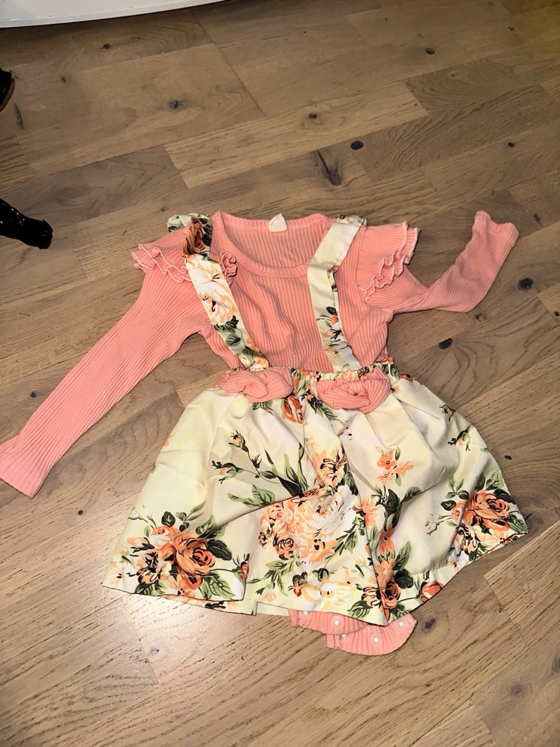 Rosa bodyset med blommig kjol - 1
