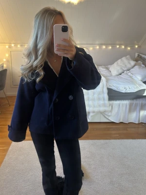 DESIGN BY SI - kappa - Skit snygg kappa från design by si. Färgen är mörkblå och det är en kortare model. Skriv om ni har några frågor 💕