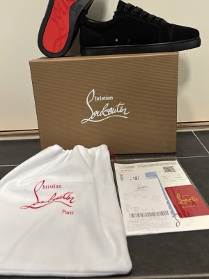 Loubs 42 - Loubs 42. Helt nya. Passar dig som gillar mode och trend. Kvitto,dustbag,papper kort osv ingår. Fraktas direkt efter köp! Är öppen av prisdiskutering. Om ni har Frågor  så privat.