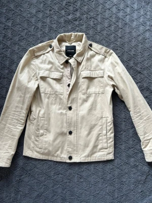 Overshirt från Jack & Jones - Det overshirt från Jack and Jones perfekt skick nästan aldrig använd 9,4/10✅. Storlek S hör av dig om du har några frågor