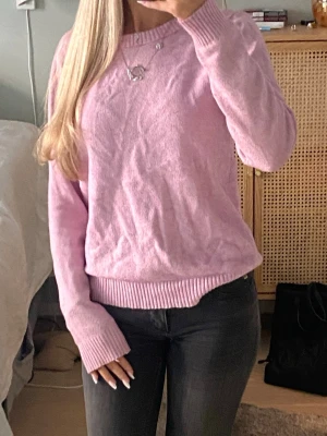  Rosa stickad tröja från vila  -  Fin rosa stickad tröja från VILA, i storlek XS. Långärmad tröja, knappast tecken på användning. Materialet är mjukt och inte alls stickigt.💕💕 original pris 330 kr.