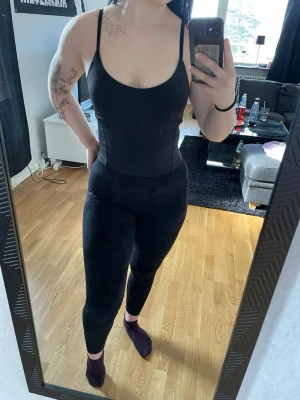 Relode Clean Singlet Top - Säljer min Relode Clean Singlet Top i färgen svart🖤 