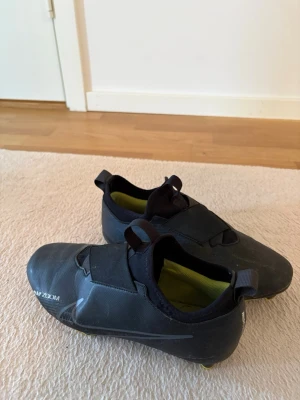 Nike Air Zoom svarta fotbollsskor!! - Ser lite smutsiga ut men kommer såklart tvätta de innan jag skickar!!! Använda i cirka 1-2ăr tror jag??? Nytt pris cirka 749kr, stall gärna frågor om du funderar över något!!❤️❤️❤️