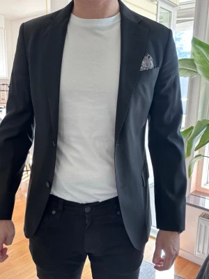 Edmund Blazer Oscar Jacobsson  - Supersnygg kavaj/blazer i 100 % ull från Oscar Jacobson. Modellen heter Edmund och är i storlek Slim 48. Säljer för att den är för liten. Mycket bra skick.
