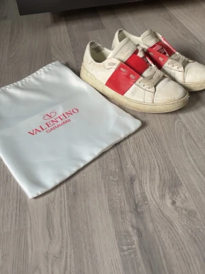 Valentino open - Valentino open nypris ca 6000kr mitt pris 899kr, hör av dig vid frågor eller funderingar
