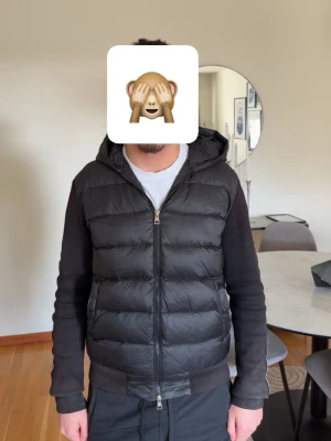 Moncler cardigan  - Säljer min moncler cardigan, storlek S. Ny pris 7000kr