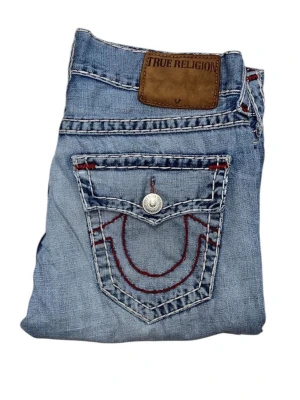 True Religion jeans - True Religion jeans Geno fit W32 [Ytterbenslängd 112cm] [Innerbenslängd 87cm] [Midja 44cm] [Benöppning 20cm] 