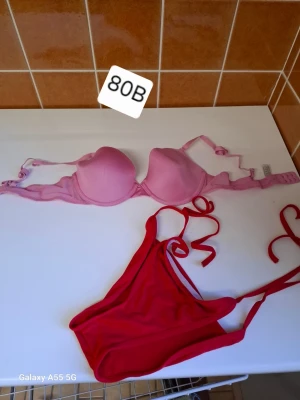Rosa push-up bh med bygel 80B - Säljer en rosa push-up bh med bygel och vadderade kupor. Bh:n har justerbara axelband och klassisk hakknäppning bak. Materialet är mjukt och stretchigt för extra komfort. Perfekt för dig som vill ha lite extra lyft och stöd.