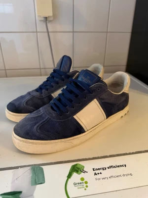 Valentino flycrews - Säljer nu mina flycrews som aldrig används längre. Man får med låda och dustbag.  Några nitar saknas och är lite ner slitna i hälen. Kan tvättas innan jag skickar. Stolek 40 men passar 42-41. Billigare vid snabb affär 