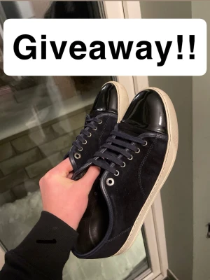 Tävling lanvins - Tävlar ut ett par navy blue lanvins med glans vid 100 följare!! För att vara med och tävla följ dessa 3 lätta steg 1: Följ mig tg-Fashion här på Plick. 2: Lika 3 valfria plagg i min profil. 3. Skriv klar i denna annons. Obsss +Extra lott vid valfritt köp i min profil. 