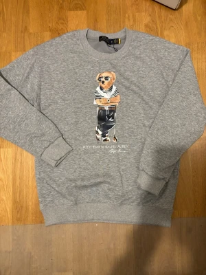 Grå sweatshirt Polo Ralph Lauren storlek M -  Grå sweatshirt  Polo Ralph Lauren storlek M fraktar samma dag eller dagen efter