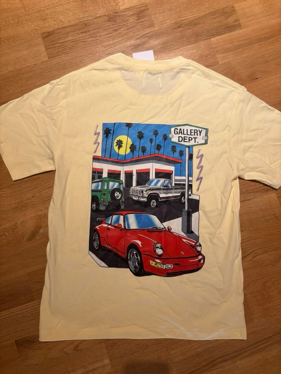 Gul t-shirt från Gallery Dept storlek S - 1