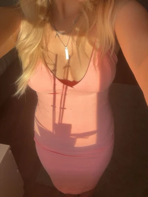 Ljusrosa tight klänning - Super fin klänning som är perfekt nu till sommaren🌸, inte kommit till användning hos mig därav säljs☀️