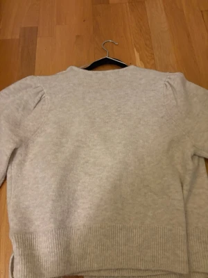 Stickad tjocktröja  - Stickad tjocktröja från primark. Säljer eftersom den ej kommer till andvändnig. Har andvönts en gång och är i bra skick. 