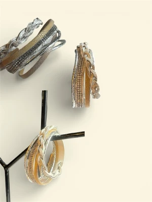 Flätat och glittrigt armband i metallic - Säljer ett trendiga armband i metallicfärger som silver och guld. Armbandet har både flätade och glittriga band, vissa med små pärldetaljer. De är breda och har en cool mix av material som konstläder och metall. Perfekta för att lyfta din outfit! !!DET ÄR ETT ARMBAND!!