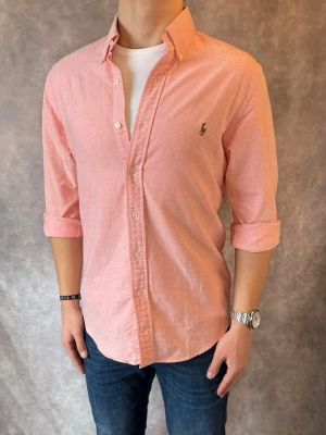 Laxrosa Ralph Lauren Skjorta - Stl M, Slim fit - RIKTIGT FET RL SKJORTA I FÄRGEN LAXROSA, perfekt till sommaren som närmar sig! 🏖️🌊 |Mycket bra skick: 9,5/10, utan defekter! | Stl: M |  Modellen är 176cm och väger 75kg,  | Hör av dig vid frågor // Galgen 🫡