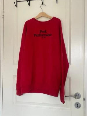 Tröja från Peak Performance - Säljer en röd tröja från peak performance. Använd ett fåtal gånger.