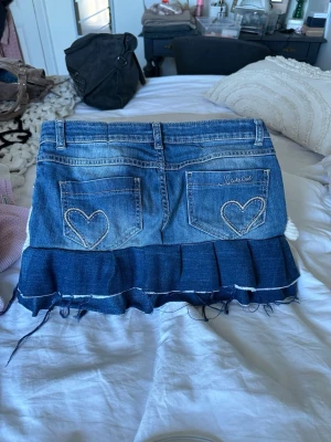 Blå jeanskjol med volanger - Jättesnygg blå jeanskjol som jag själv sytt. Kommer tyvärr inte till användning eftersom den är lite för tight. Jag skulle säga att den är ungefär i storlek xs/s.💞💞