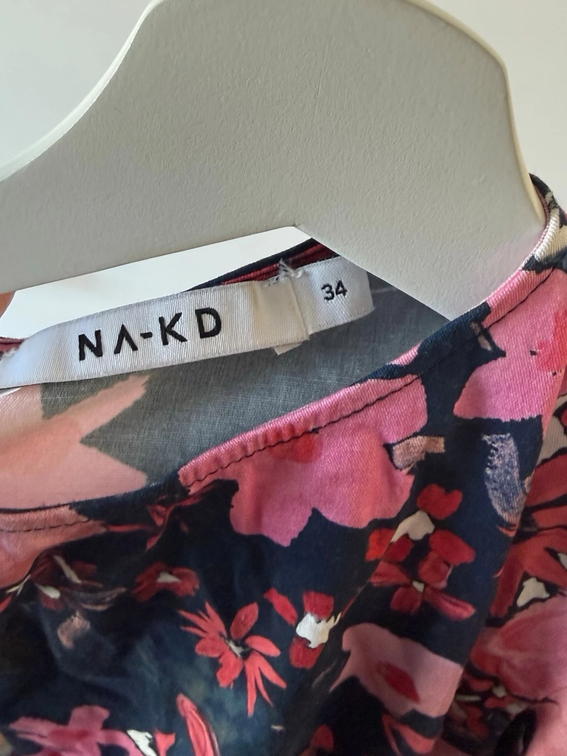 Blommig kortklänning från NA-KD - 2