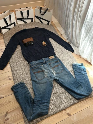 Mörkblå stickad tröja Polo Ralph Lauren - Riktigt god Ralph lauren sweater med klassiska broderad loggan på bröstet.  Riktigt bra skick med inga hål priset är inte hugget i sten  Nypris cirka  1200+                                                  Priset är inte hugget i sten  hör av dig vid frågor 