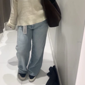 Ljusblåa vida jeans - Gina Tricot - Säljer nu mina ljusblåa vida jeans från Gina Tricot. Storlek 44 och är väldigt bekväma. Säljer eftersom de inte kommer till användning, använt ca 2 gånger så det finns inga defekter. Säljer likadan modell och storlek i mörkblå på min profil!!❤️